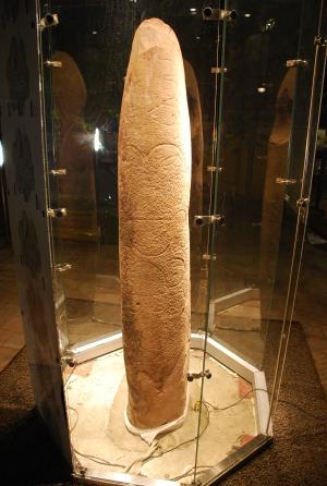 Detalle de las inscripciones del Menhir de Mollet.