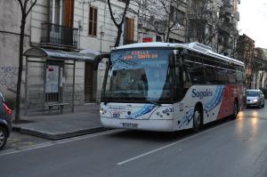 Autobús con destino Riells en la parada de Jaume I.