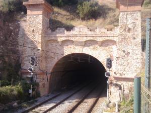 Entrada sur, original de 1848, al túnel de Montgat
