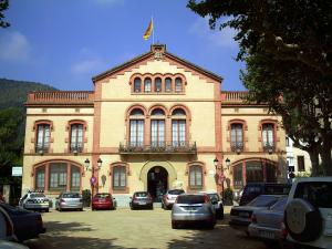 Ayuntamiento de Premiá de Dalt, obra de 1914 de Bonaventura Bassegoda.