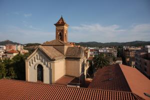Vista con la parroquia de San Martín en primer plano