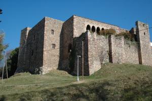 El castillo cartuja visto desde el torrente de Vallparadís