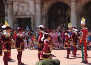 Danzantes en la Plaza Mayor