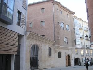 El principal albergue de la ciudad, situado en la Casa del Cubo, posee una capacidad para albergar a 130 peregrinos[137]
