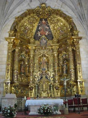 Retablo del altar mayor de la iglesia, con la imagen de San Esteban en el centro