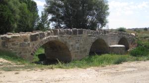 El llamado Puente Barrusio, junto con otro similar situado aguas arriba sobre el río Arandilla, es uno de los vestigios del pasado romano de Coruña del Conde