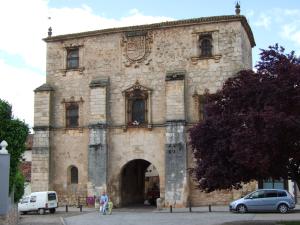 Puerta y fachada del Archivo del Adelantamiento de Castilla en Covarrubias.
