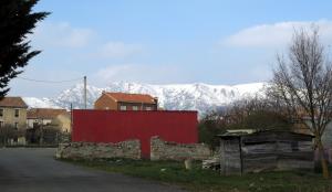 Vista de una calle de la zona sur del pueblo con los montes Obarenes nevados al fondo