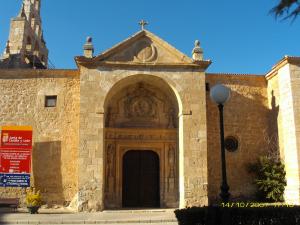 Esta foto muestra la fachada principal de la iglesia del pueblo Fresnillo de las Dueñas, provincia de Burgos, a 5 km de Aranda de Duero.