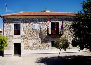 Ayuntamiento de Fuentelisendo. Detalle de la fachada principal (escudo de armas y balcón).
