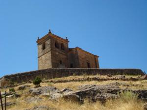 Iglesia de San Pedro Apóstol, situada en lo alto del pueblo de Moncalvillo
