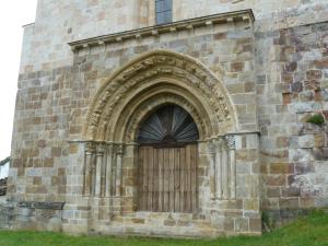 Portada occidental de la iglesia de San Lorenzo, en Vallejo de Mena.