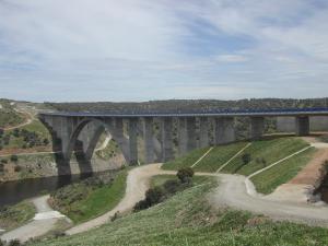 Puente de la autovía A-66 sobre el río Almonte, marcando el río el límite municipal con Santiago del Campo