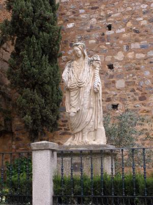 El Genio Andrógino, una estatua romana situada en el Foro de los Balbos en Cáceres