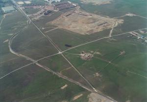 Vista aérea del campamento romano origen de Cáceres, con la carretera EX-390 desviada de su trazado antiguo para no afectarlo