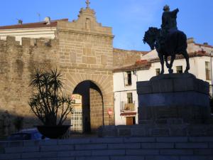 Estatua de Alfonso VIII de Castilla y puerta del Sol