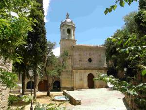 El convento de Caños Santos se sitúa en el término municipal de Olvera, Provincia de Cádiz, en un entorno de gran valor paisajístico y es propiedad del ayuntamiento de Alcalá del Valle