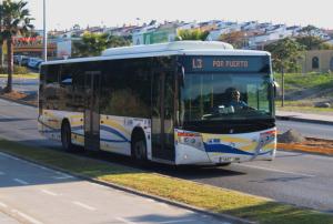 Autobús urbano en la avenida Carlos Cano