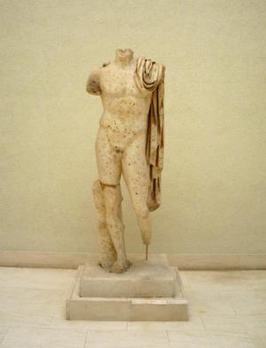 Estatua de mármol de un emperador romano divinizado, siglo II d. C. Fue hallada en las aguas del islote de Sancti Petri, en San Fernando, en 1905.