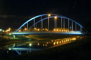 El Puente VII Centenario conecta La Banda y el Lugar en el noroeste de la ciudad.
