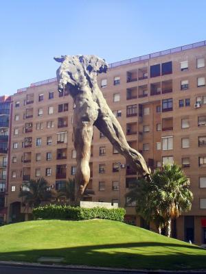 El Minotauro. Esta gigantesca escultura se encuentra orientada hacia Creta. Representa a un minotauro vencido tras su lucha contra Teseo y huyendo hacia Creta