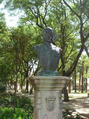Monumento a Julio González Hontoria en el parque del mismo nombre