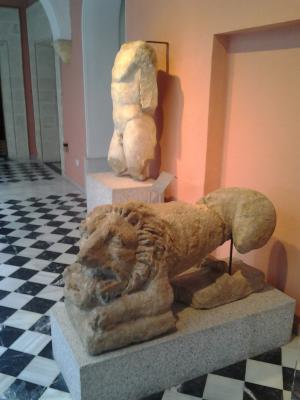 Estatua romana de un torso masculino e iberorromana de un león procedente de Asta Regia
