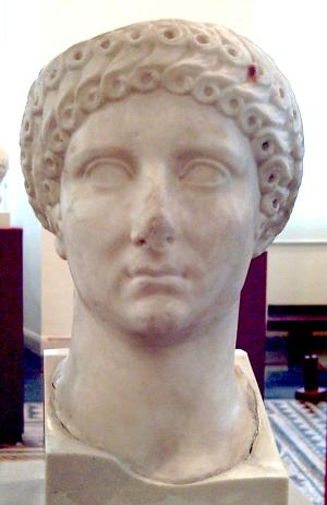 Busto de mármol de Agripina la mayor