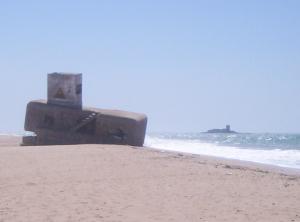 Playa de Camposoto con castillo de Sancti Petri al fondo.