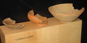 Restos arqueológicos, de origen púnico-turdetano, conservados en el Museo Municipal.