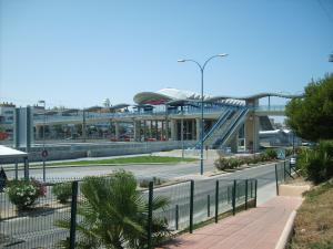 La Estación de San Fernando-Bahía Sur es la principal de la ciudad. Anteriormente era tan solo un apeadero en el que paraban los viajeros que se dirigían al Centro Comercial Bahía Sur, pero tras la construcción en el año 2007 de unas modernas instalaciones se convirtió en la estación central.