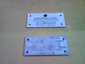 Placas conmemorativas en la fachada del Real Teatro de las Cortes.