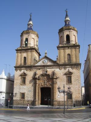 Fachada de la Iglesia Mayor Parroquial de San Pedro y San Pablo (antes de ser reformada), situada en la Calle Real y sede del juramento de las primeras Cortes Españolas.
