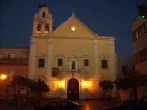 En la Iglesia conventual del Carmen se le concedió a San Fernando su nombre actual y el título de Ciudad. Aguarda en su interior a la devoción mariana principal de la localidad, La Virgen del Carmen Coronada, Patrona de San Fernando.