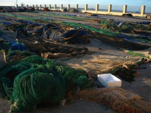 Redes tendidas al sol en el puerto pesquero de Bonanza