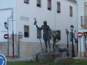 Estatua de San Roque y su perro en la glorieta de Cuatro Vientos, entrada este de la ciudad.