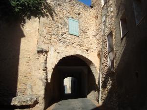 Portalet de Les Mongetades, Canet lo Roig. Restos de las murallas antiguas y portales de la villa medieval.