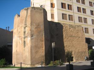 Torre Motxa, uno de los pocos restos visibles que quedan de la muralla medieval que rodeaba la villa