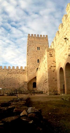 Torre del Homenaje del Castillo de Doña Berenguela desde el patio de armas