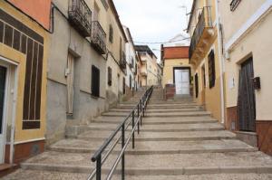 Calle Animas, destacan sus escaleras que llevan a la plaza de la Constitución, antiguamente la plaza principal del pueblo, la cual tenía otra denominación, contaba con fuentes de caños.