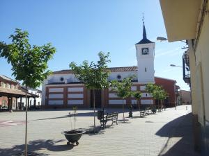 Plaza mayor e iglesia Las Labores