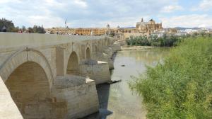 Puente romano de Córdoba sobre el río Guadalquivir. Al fondo, la Mezquita-catedral 