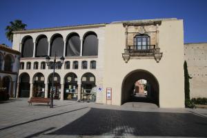 Conjunto de la Puerta del Sol, balcón de Portocarrero y antigua alhóndiga (oficina de turismo)