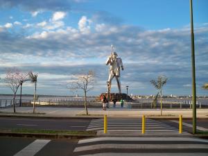 Monumento a Andresito Guazurarí en la costanera.
