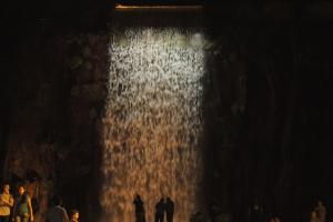 Cascada artificial durante la noche, se encuentra dentro de un enorme playón para disfrutar al aire libre distintas actividades