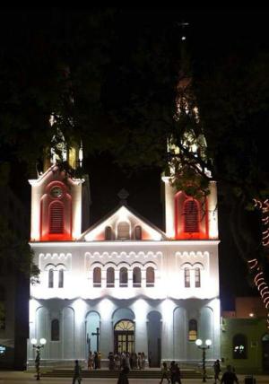Catedral de Posadas se encuentra ubicada en la plaza 9 de Julio