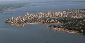 Vista aérea de la ciudad de Posadas año 2014, se puede ver la costanera que la bordea