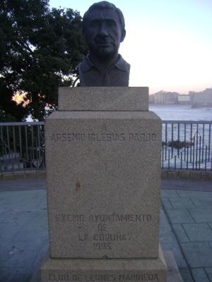 Busto del entrenador de fútbol Arsenio Iglesias, oriundo de Arteijo