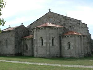 El Monasterio de San Salvador de Bergondo, de estilo románico.