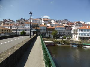 Vista de Betanzos desde el puente conocido como Ponte Vella, sobre el río Mandeo.